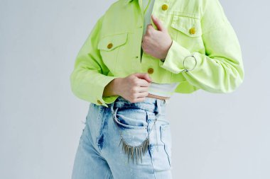 Güzel kadın pembe saç süslemesi yaz tarzı moda.