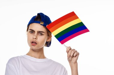 lgbt bayrağı taşıyan kadın cinsiyet değiştirme topluluğunun aydınlık arka planı
