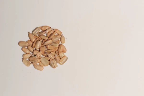Очищенные семена на светлом фоне подсолнечника имеют сверху — стоковое фото