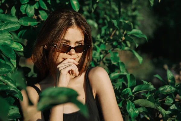 Alegre mujer de moda en gafas de sol y hojas verdes verano ruso — Foto de Stock