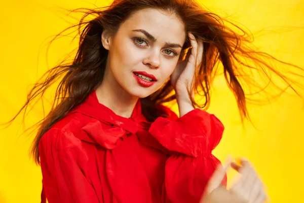 Donna in abito rosso posa giallo tessuto natura — Foto Stock