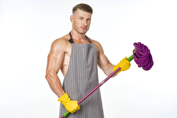 Sportieve man in schort dweil poseren schoonmaken huishoudelijk werk — Stockfoto