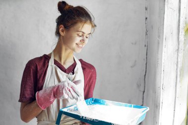 Elinde fırça olan neşeli kadın ressam ev dekorasyonu yaratıcı.