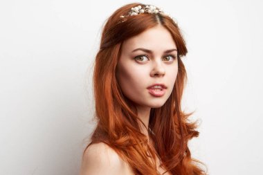 Çekici bir kadın güzel saç stili gülümseme yakın plan lüks.