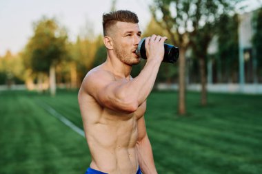 Parklarda vücut geliştirme egzersizi yapan erkek sporcu.