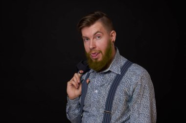 İş adamı gömlekli, omuzlarının üzerinde kendine güvenen bir adam.