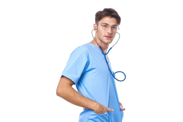 Uomo in uniforme medica trattamento sanitario stetoscopio esame studio stile di vita — Foto Stock