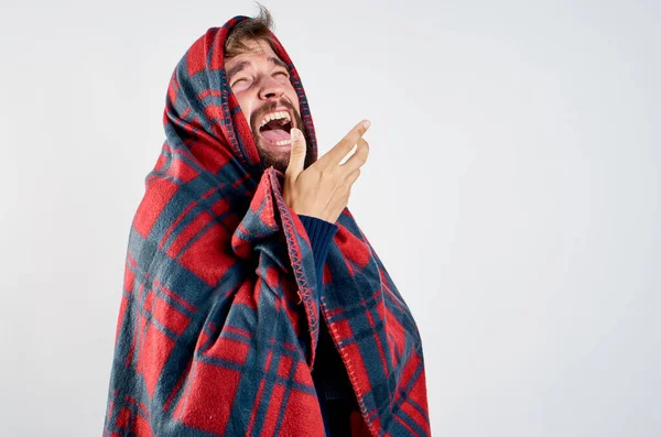 Homem doente refugiou-se traindo emoções descontentamento frio — Fotografia de Stock