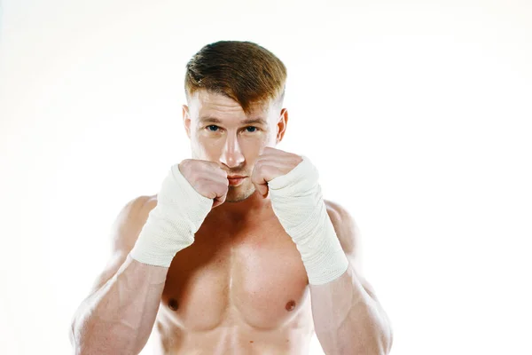 Hombre musculoso con brazos vendados boxeador gimnasio —  Fotos de Stock