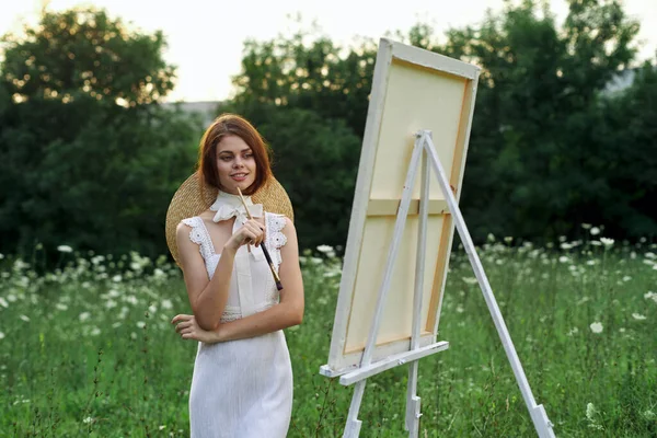 Жінка художник на відкритому повітрі пейзаж творчий спосіб життя — стокове фото