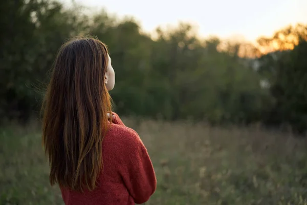 Kvinna utomhus i ett fält gå frisk luft — Stockfoto