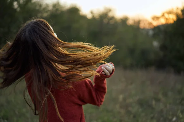Kvinna utomhus i ett fält gå frisk luft — Stockfoto