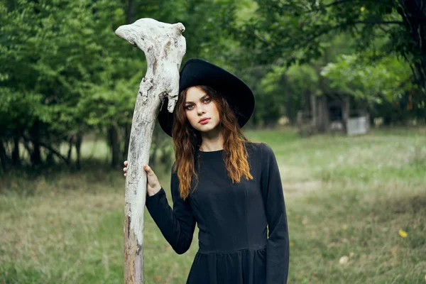 Siyah cadı kostümlü kadın orman doğasında poz veriyor. — Stok fotoğraf