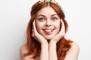 Kadın çıplak omuzlar, kızıl saç makyaj, büyüleyici gülümseme modeli.