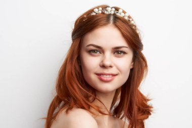 Kadın çıplak omuzlar, kızıl saç makyaj, büyüleyici gülümseme modeli.