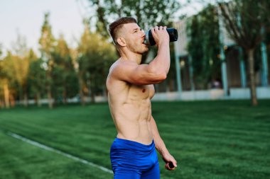 Parklarda vücut geliştirme egzersizi yapan erkek sporcu.