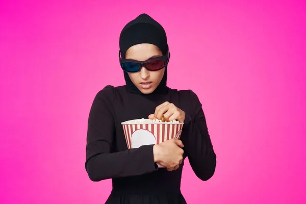 Glad kvinna underhållning bio popcorn mode modell etnicitet — Stockfoto
