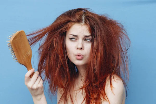 Wanita dengan bahu telanjang kusut rambut merah sisir biru latar belakang — Stok Foto