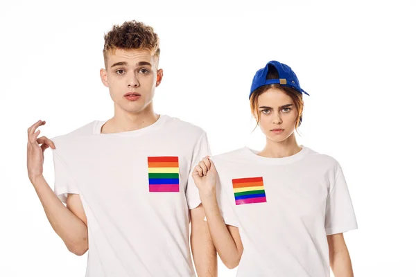 Pareja joven en camisetas blancas Bandera lgbt transexuales minorías sexuales —  Fotos de Stock