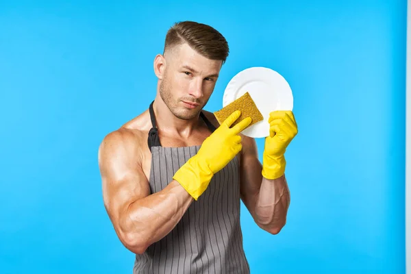 Önlüklü bir adam bulaşık yıkıyor. — Stok fotoğraf