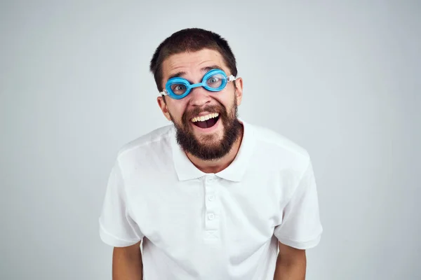 Man met baard bril voor zwemmen emoties levensstijl — Stockfoto