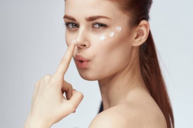 Güzel kızıl saçlı kadın temiz cilt sağlığı açık arka plan pozu veriyor