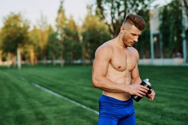 Parklarda vücut geliştirme egzersizi yapan erkek sporcu.