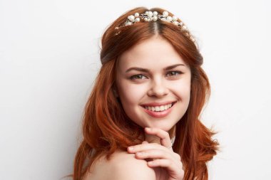 Kadın çıplak omuzlar, kızıl saç makyaj, büyüleyici gülümseme modeli.