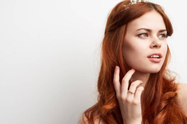 Başında çıplak omuzlarıyla poz veren çekici bir kadın.