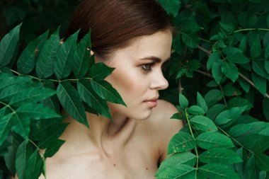 Çekici kadın yeşil yapraklar temiz cilt doğa yaz modeli