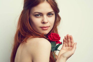 Gül çiçeği makyajlı çekici kadın romantizm modeli