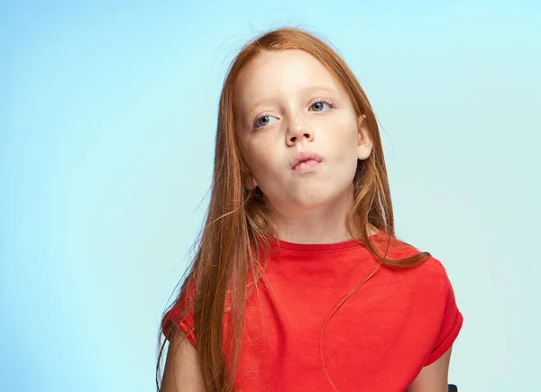 Niña con el pelo rojo posando camiseta roja infancia —  Fotos de Stock
