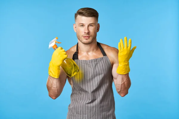 Een man in rubberen gele handschoenen met een bord in zijn handen afwas service — Stockfoto