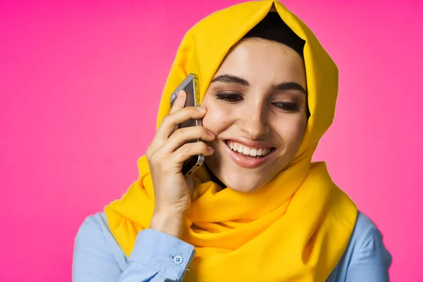 Mujer musulmana usando tecnología de comunicación telefónica hijab fondo rosa —  Fotos de Stock