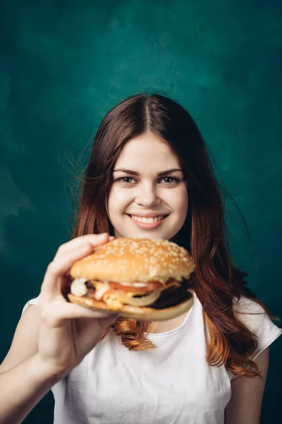 Wesoła kobieta jedząca hamburgery snack zbliżenia stylu życia — Zdjęcie stockowe