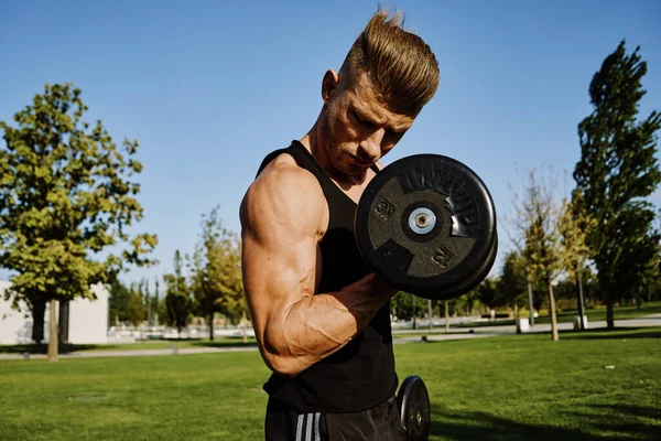 Sport męski park trening fitness hantle — Zdjęcie stockowe