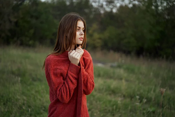 Женщина на улице в красном свитере прохладная природа — стоковое фото