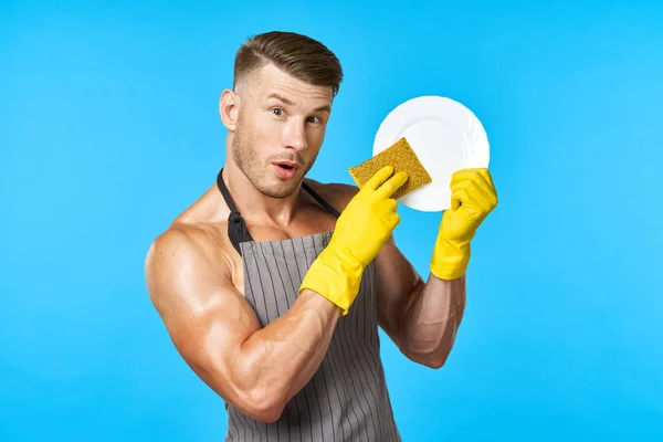 Hombre en delantal limpieza lavavajillas fondo azul — Foto de Stock