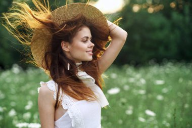 Neşeli ve çekici bir kadın. Yaz tatili.