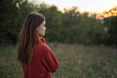 Kadın dışarıda, tarlada. Temiz hava.