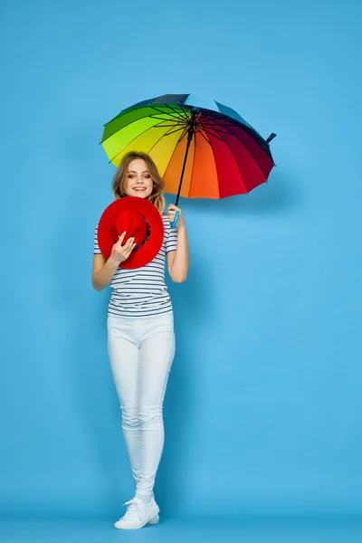 Jolie femme mode posant parapluie coloré fond bleu — Photo