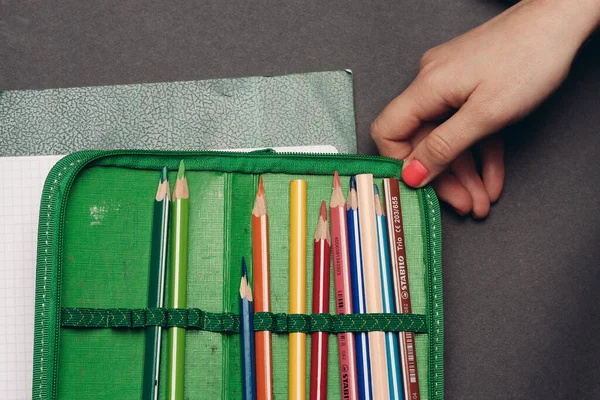 Estuche de lápiz verde con lápices de diseño de objetos útiles escolares —  Fotos de Stock