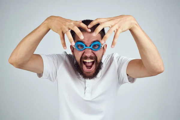 Muž v brýlích pro plavání v bílé košili emoce close-up Stock Snímky