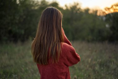Kadın dışarıda, tarlada. Temiz hava.