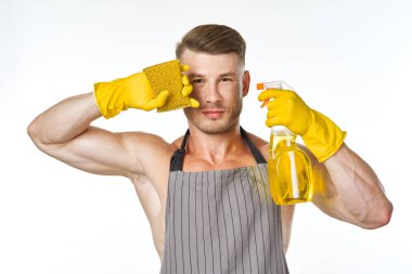 spor kaslı adam deterjan temizleme pozuyla