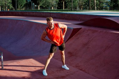 Sporcu adam spor sahasında spor yapıyor.