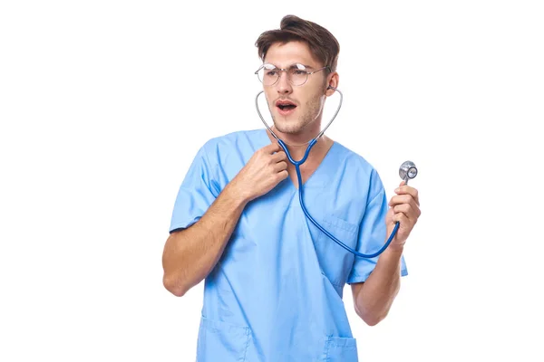 Zdravotní sestra nošení brýle stetoskop pózování studio životní styl — Stock fotografie