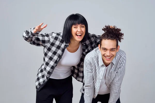 Fiatal pár modern ruhák pózol szórakoztató barátság — Stock Fotó