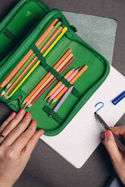 Estuche de lápiz verde con lápices de diseño de objetos útiles escolares —  Fotos de Stock