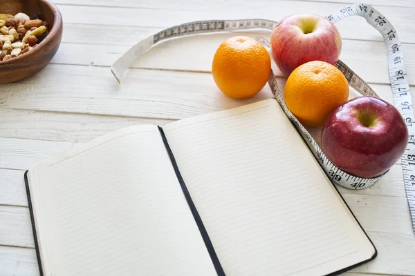 Bantla ölçülen not defteri meyve kahvaltısı beslenme kondisyonu